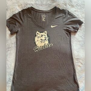 UConn Huskies Nike V-Neck T-shirt, size Small